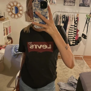 Svart t-shirt från Levi's - svart levis tshirt🥰🙏