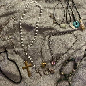 smycken - olika smycken som inte används längre! varsitt för 10kr🤍 allt för 100kr💞