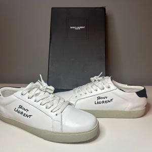 Saint laurent skor - Säljer dessa saint laurent skor pga inte min stil. Fick dom som gåva av mina föräldrar, köpta på en butik som heter Corner på Mallorca. Jättefint skick och kom pm för minsta fundering! Box och dustbags finns!