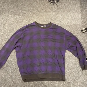Sweetshirt - Storlek m Passform baggy  Färg lilla  Skick 8,5/10 Märke weekday Vid snabb affär löser jag billigare pris