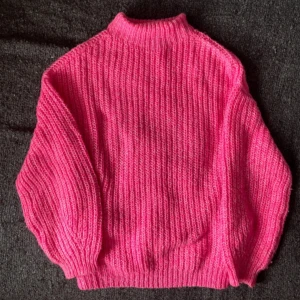 Rosa stickad tröja - Använd några få gånger, är i bra skick!💗 Fungerar som både oversized och vanligt! Storlek M/38☺️