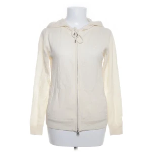 Soft goat likande ziphoddie - Säljer min soft goat liknande populära zip hoddie från gant! Storlek xs men passar även s! Jättefin med inga defekter, endast använd 1 gång! Säljer för att den inte kommer till användning💓(nypris runt 2000kr)