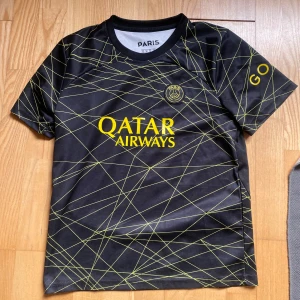 Psg tröja  - Säljer en psg tröja med neymar på ryggen, riktigt stilren tröja i bra skick.  Pris kan diskuteras vid snabb affär 🤝🤝🤝