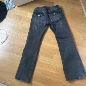 Low waist jeans - Mörkgrå jeans i bra skick, storlek 146. Har inte använts mycket.💕 pris kan diskuteras. Kosta 350 nya💘