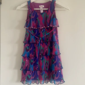 Vacker klänning  - En vacker klänning 👗 som också kan användas som en tröja🩷 perfekt till utekvällar/ kals och fester. Har använts 1-2 gånger / Om ni har frågor om plagget skriv