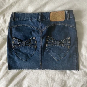 Mini jeanskjol - Säljer denna kjol med såå söta bakfickor. Midjan är 36 cm och är ca 30 cm lång. Kontakta mig vid eventuella frågor. Köp nu är på!❤️