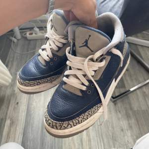 Säljer mina jätte snygga Jordan 3 Retro Midnight navy skor! Har använt några gånger men inte alls på nått år. Låda ingår och skosnören. Skorna är äkta och säljs för ett jätte bra pris!🤍