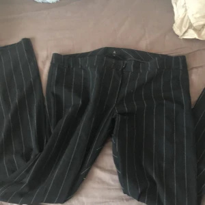 Randiga kostym byxor  - Fina kostymbyxor från ålens är i bra skick. Köpte dom för 600kr