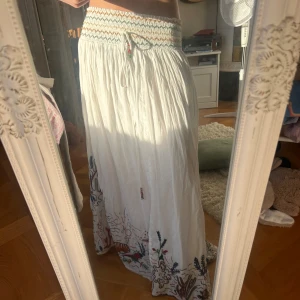 Lång kjol från zara  - Säljer min jättefina långkjol från Zara. Den är i st S och är köpt för 600kr. Den är använd men skulle inte påstå att den har några större defekter.