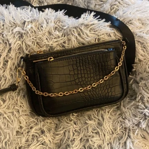 Väska - Väska från Newyorker. Nypris 199 kr och säljer för 140 kr. Det långa bandet går att ta av.