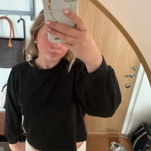 Svart sweatshirt med scrunches - Säljer denna sweatshirt från lager 157 med scrunches vid axlarna.