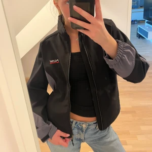 Peak performance jacka - Skit snygg retro peak performance jacka, passar som storlek S. Det gamla peak performance märket på! Säljer då den inte kommer till användning av mig tyvärr.💕💕