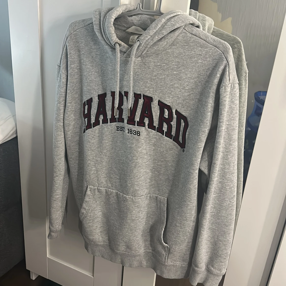 Grå hoodie med text