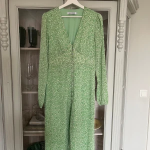 Grön adoore klänning  - Säljer min gröna fina adoore klänning i nyskick, säljes då det var försent att lämna tillbaka. Modellen heter Paris och är i storlek 38, passar mig som är 36 då dom är små i storlek! Jättefint skick!