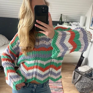 Flerfärgad stickad tröja - Skit snygg tjockt stickad tröja! Den är köpt på barn avdelningen men jag är 175 cm och den passar mig oversized. Nästan inte använd💕