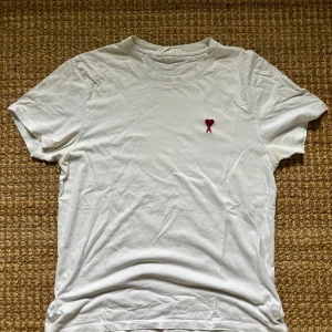 Ami Paris t-shirt - Säljer denna feta Ami Paris t-shirt som är i topp skick!🤩 Inga defekter eller annat att oroa sig över! Hör av er vid funderingar!🤝