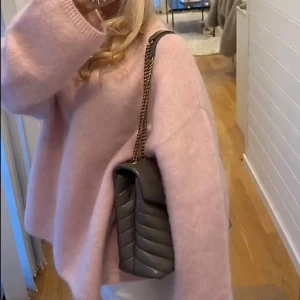 Ljusrosa stickad tröja - Säljer denna jättefina ljusrosa stickade tröjan från HM som är helt slutsåld 💓med nypris 700kr💓jätte jätte fint skick då den sällan används. Lånade bilder!!💘