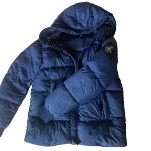 Stone island down jacket[] storlek 14 y/164 men är stor i storlek[] modell ca 169 men sitter stort. Skick ca 5/10 men ena lappen på insidan är borta och det finns flertal defekter men det är ändå rimligt då den är äkta [Mvh] 