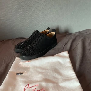 Christian Louboutin Skor  - Hej  Jag säljer mina tvär feta loubs som jag har haft i 5månader  Skick 7/10 Pris kan snackas om 👌🏼 Hör av er vid minsta fundering 