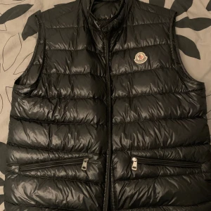 Moncler väst - Storlek M men passar även S. Använt Max en vecka så den är i nyskick. Inget kvitto men går att legit checka den genom att skanna QR koden och skriva ner numret.  Priset går att diskuteras också:)