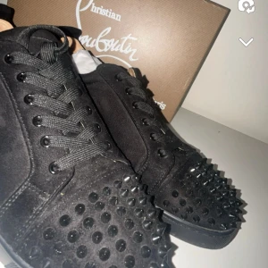 Skor  - Säljer mina loubs köptes för 1500 och knappt använda 