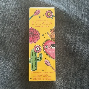 Escada Flor Del Sol Parfym - Escada Flor Del Sol parfym i helt oöppnad förpackning, säljs då den inte kommer till användning 💗