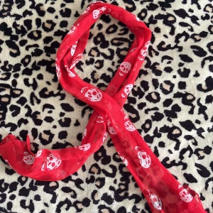 Scarf dödskalle  - jättecool röd scarf med döskallar, ca 140 cm, lite fransad på ena änden!