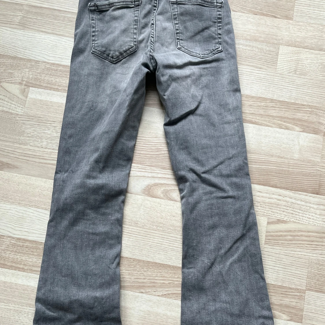 Gråa only jeans - 90