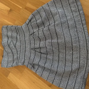 Mini klänning - Super fin silvrig miniklänning, funkar till många olika fester, klänningen är kort och är puffig ned till så den åker ut och får sin form🤍  Säljer då den e väldigt kort på mig som är 170