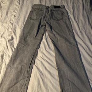 Woodbird Jeans - Säljer nu mina Woodbird Jeans som är använda 1 gång. Storlek 33/34