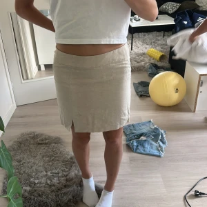 Kjol - En tight kjol i linne material med dragkedja, i bra skick💗