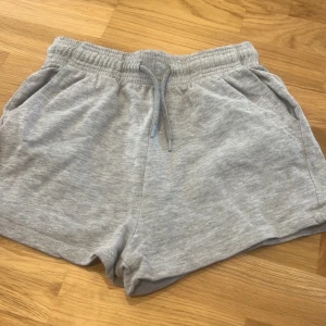 Gråa Mjukisshorts  - Sköna gråa shorts i storlek XS