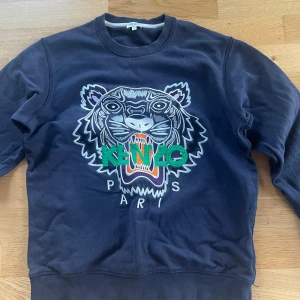 Kenzo-Sweatshirt Tiger - Navy blå bomulls tröja från kenzo som är i nyskick utan några fläckar. Priset är ej hugget i sten!