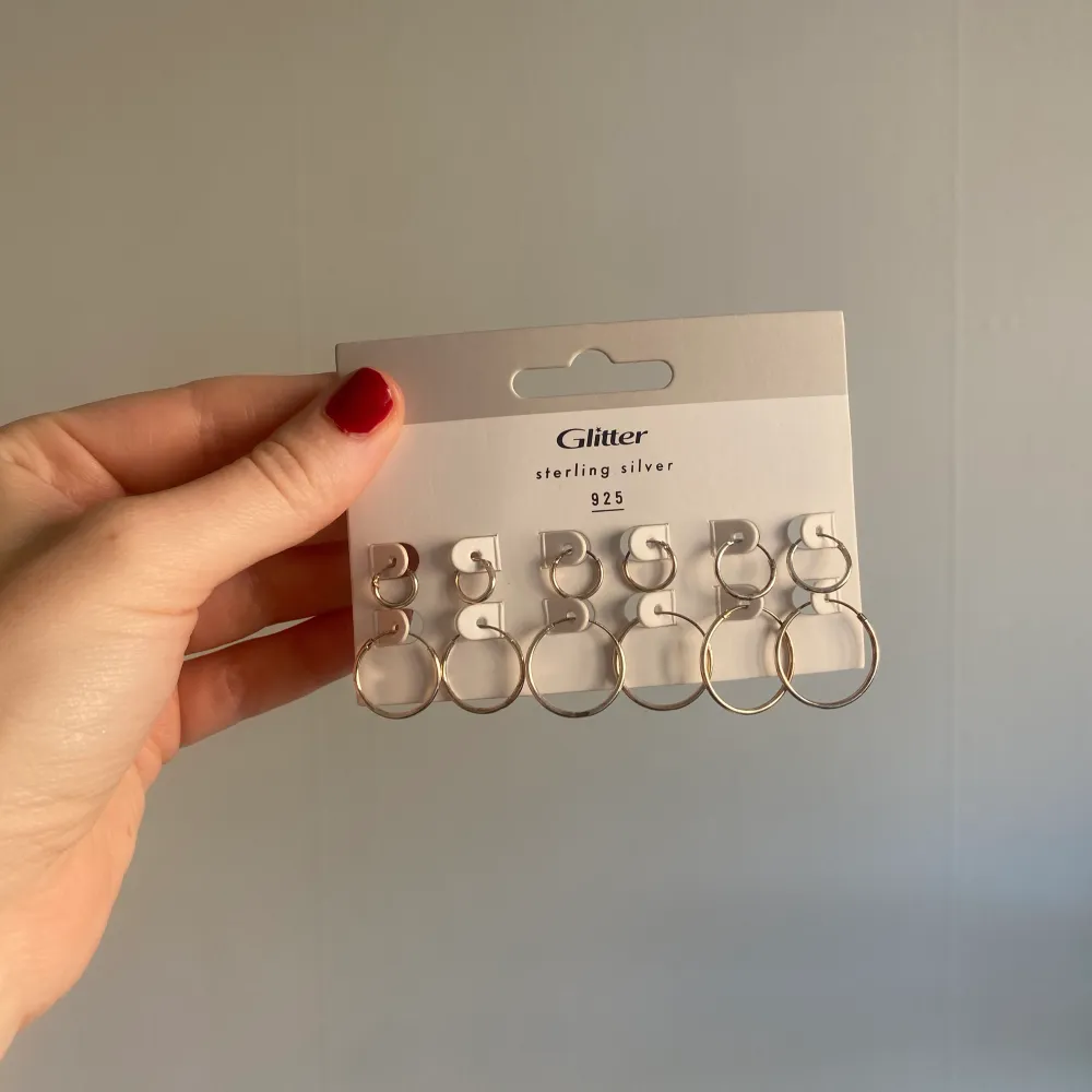 Örhängen i äkta silver! Flera olika storlekar. Köpt för 299kr. Skickas på posten för 30kr. . Asusteet.