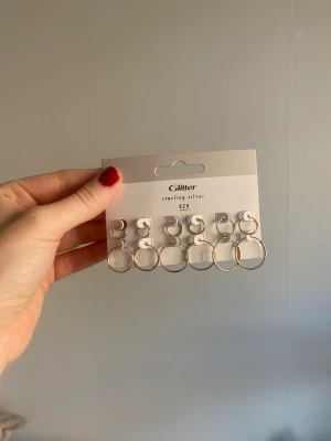 Set örhängen i silver  - Örhängen i äkta silver! Flera olika storlekar. Köpt för 299kr. Skickas på posten för 30kr. 
