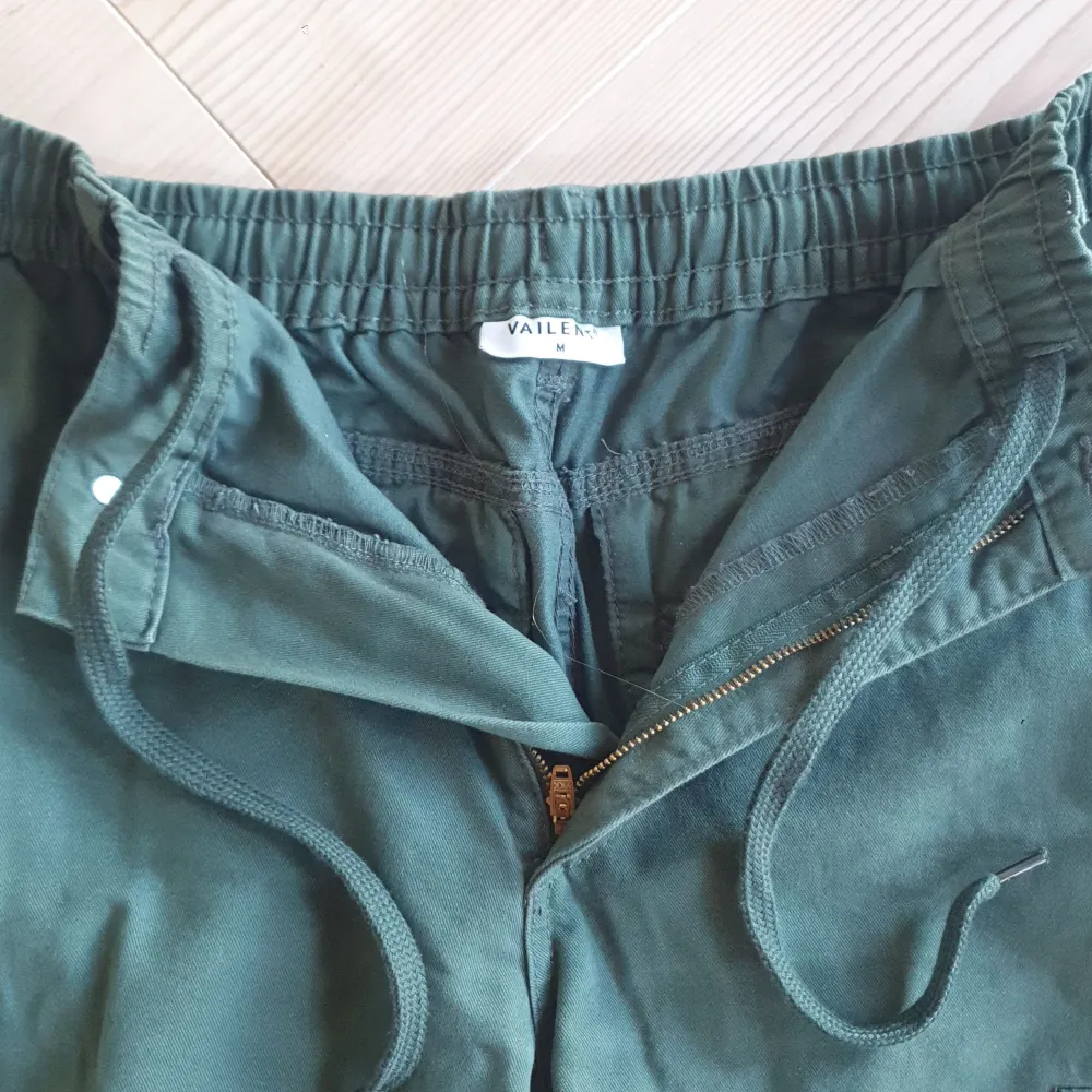 Köpte dessa skitsnygga baggy cargo byxorna förra sommaren då jag älskade färgen men tänkte inte riktigt på att det inte är min still med baggy och cargos. Har därför inte använt den utan bara haft den liggandes.Dem är även väldigt långa är 164 se nr4. Jeans & Byxor.