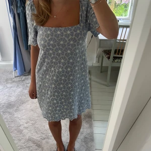 Zara klänning - Klänning från zara i storlek M, med otroligt fina blommor i form av broderier🌺 kontakta vid intresse eller frågor! 