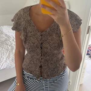 Blus  - Blus från Mango i storlek S. Säljes då den inte används. Inga defekter. Kvar så länge det inte står ”såld” och frakt betalas av köparen❤️🐆