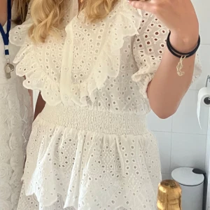 Min student klänning 👩‍🎓 - Den är i storlek 42 men är som en storlek 36/38. Inga skador på klänningen och endast använd en gång på min studen🥰😊🥂