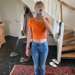 Zara topp🧡 - Zara topp i en fräsch färg. Superskönt material likt semless. Lite kortare i modellen. Den är i mellan storlek xs och s.  Tveka inte att höra av er i💌 vid frågor.🤗💘