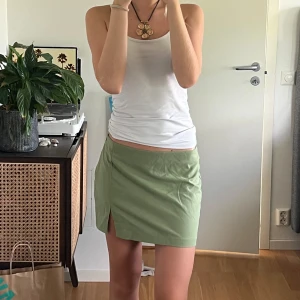 Kjol - Superfin minikjol från pullandbear! Storlek M, sitter fint lågmidjat på mig som har 36 och är 173💓Aldrig använd, säljer för 50kr, först till kvarn💓 Hör av er vid frågor💓
