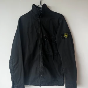 Stone Island Overshirt - Stone Island Overshirt köpt i butik i Stockholm. Mycket bra skit använd fåtal gånger. Hör av dig om du skulle behöva fler bilder eller för frågor. Ny pris 4675kr