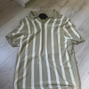 Pikétröja grön beige - Grön beige kortärmad skjorta superfin till sommaren. Cond 9/10 med tags finns kvar 
