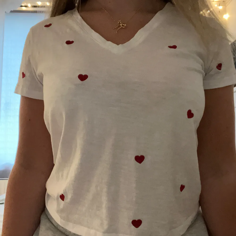 Säljer denna supersöta t-shirt med hjärtan, använd enstaka gånger men i väldigt bra skick ❣️Storlek M men är mer S då den är från Only Petite ❣️. T-shirts.