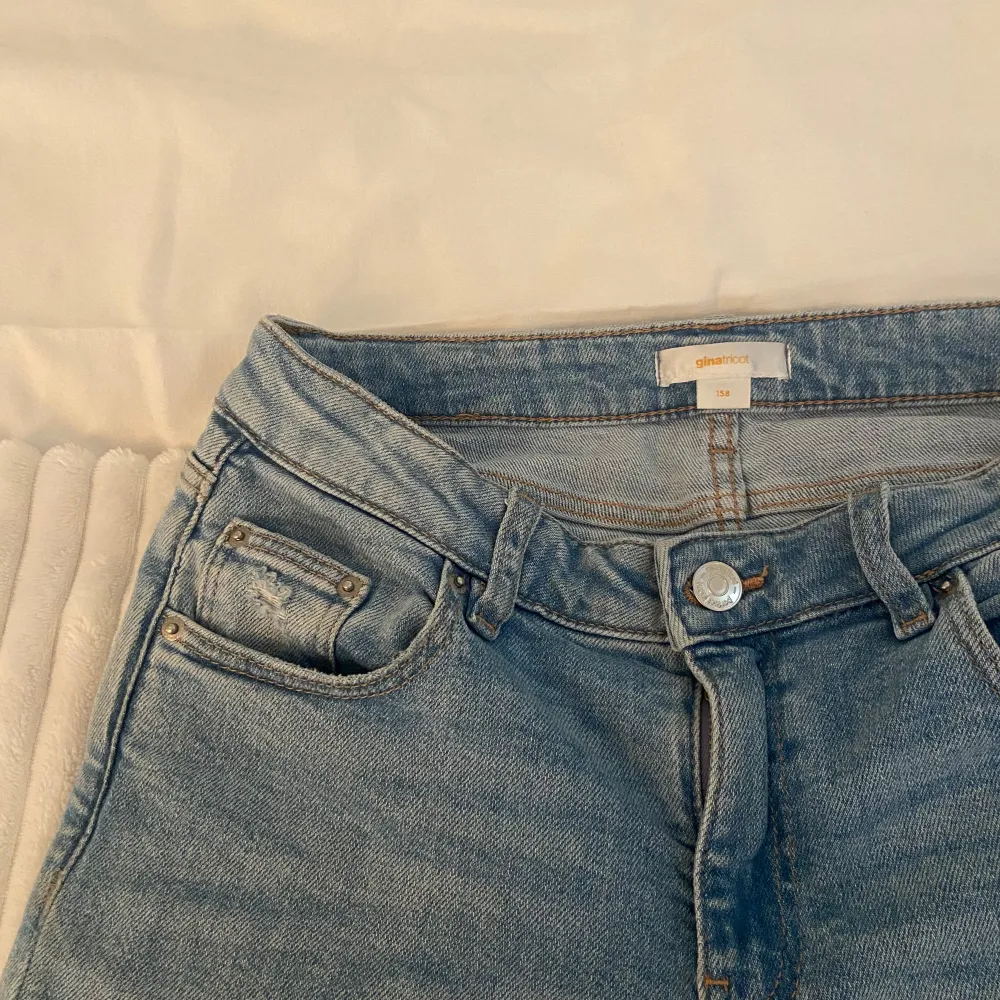 Säljer dessa jeans eftersom att de inte har kommit till användning för att jag har ett par liknande💞Har täckt över mina fötter så det är inget fel på byxorna där nere. Jeans & Byxor.