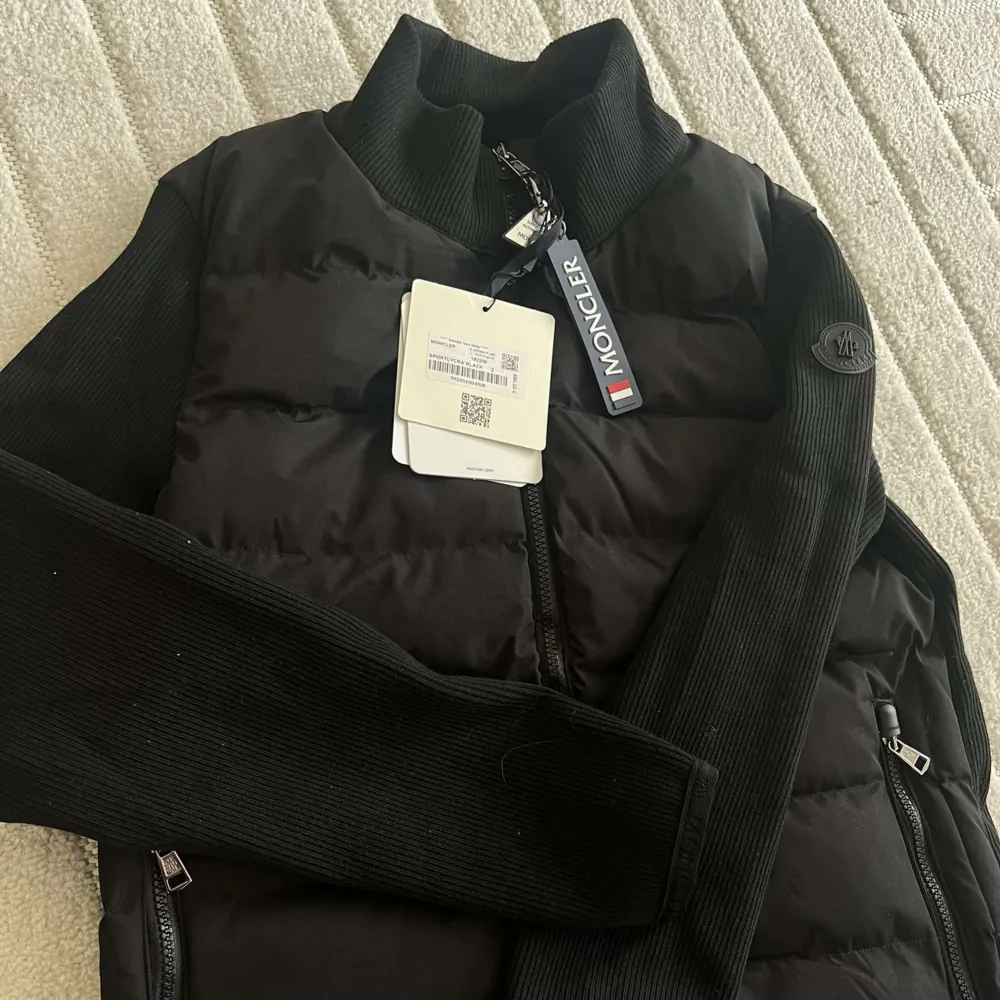 Helt Ny & oanvänd, Moncler cardigan jacka i perfekt storlek med alla lappar och etiketter på plats. Pris går att prutas vid snabb affär. Köparen står alltid för frakt 📦😜  . Tröjor & Koftor.