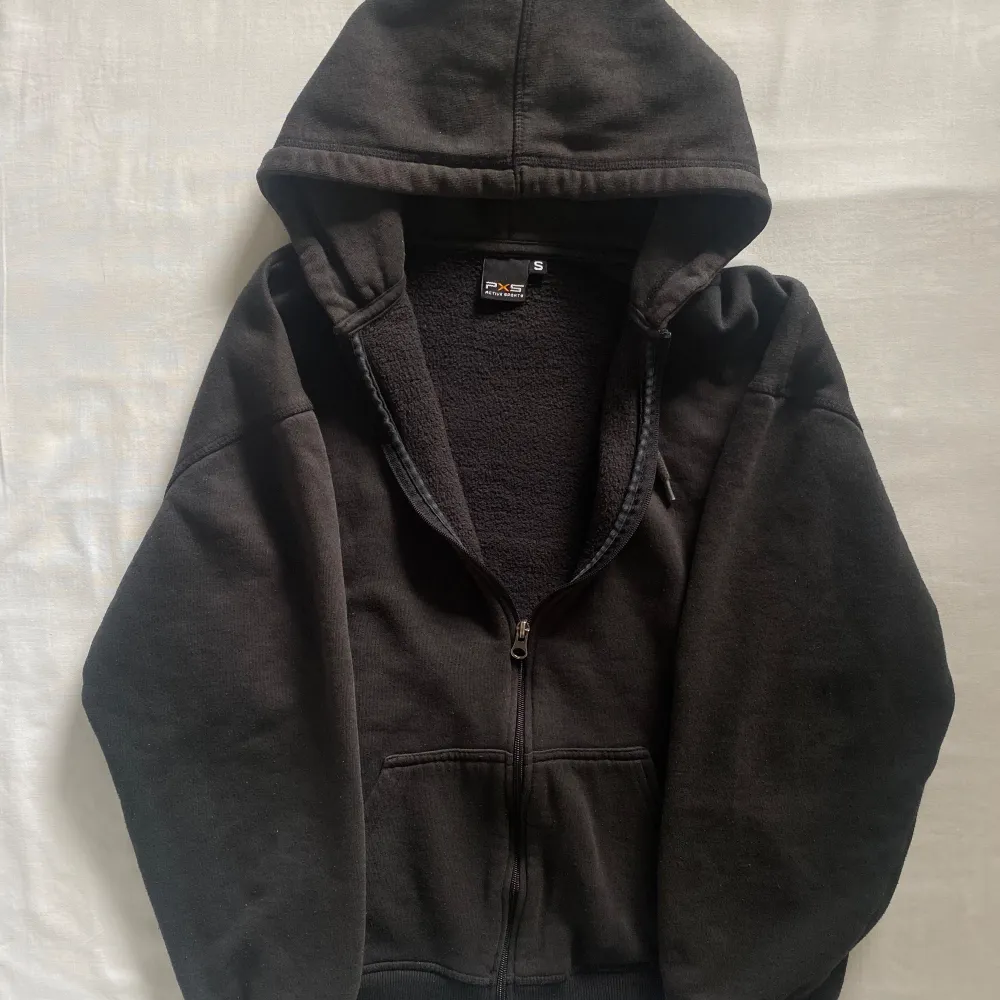 Axelbred: 43 cm Längd: 55 cm Ärmlämgd: 66 cm. Hoodies.