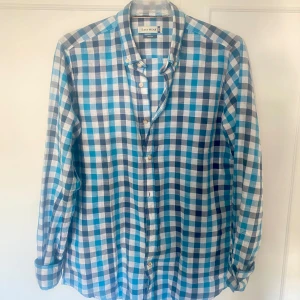 Skjorta - Rutig - Fet skjorta med skön passform som funkar både när det är varmt och till finare tillställningar. Storlek M,  Skickar fler bilder vid intresse!