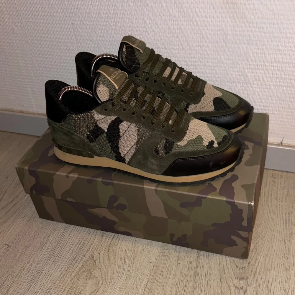 Säljer ett par nästintill nya Valentino rockrunner, väldigt bekväma och trendiga. Allt OG medföljer. 6000kr nypris, mitt pris endast 2499!🔥. Skor.