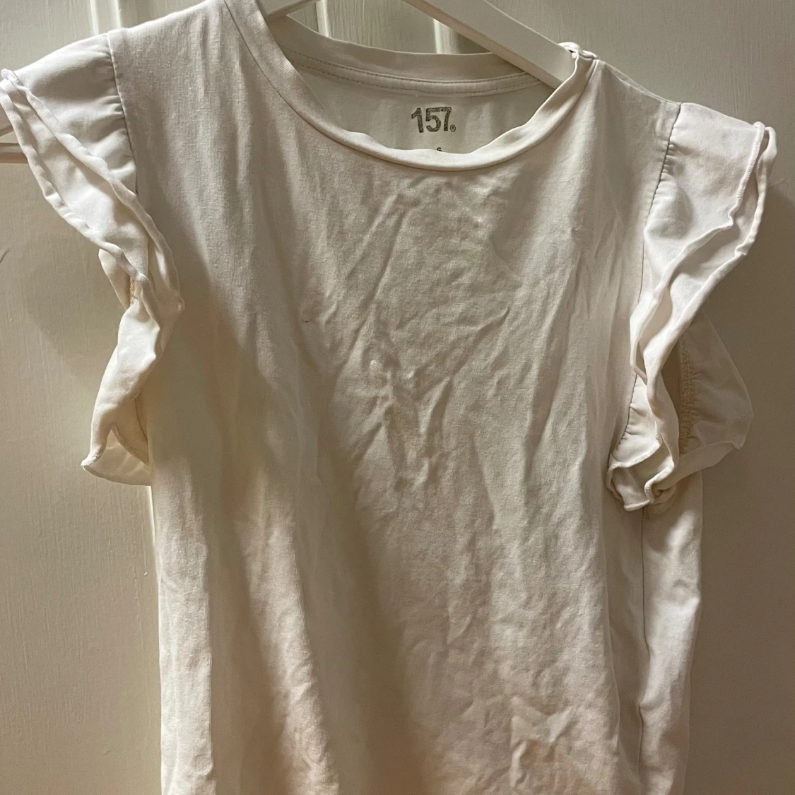 Tröja me volanger på armarna